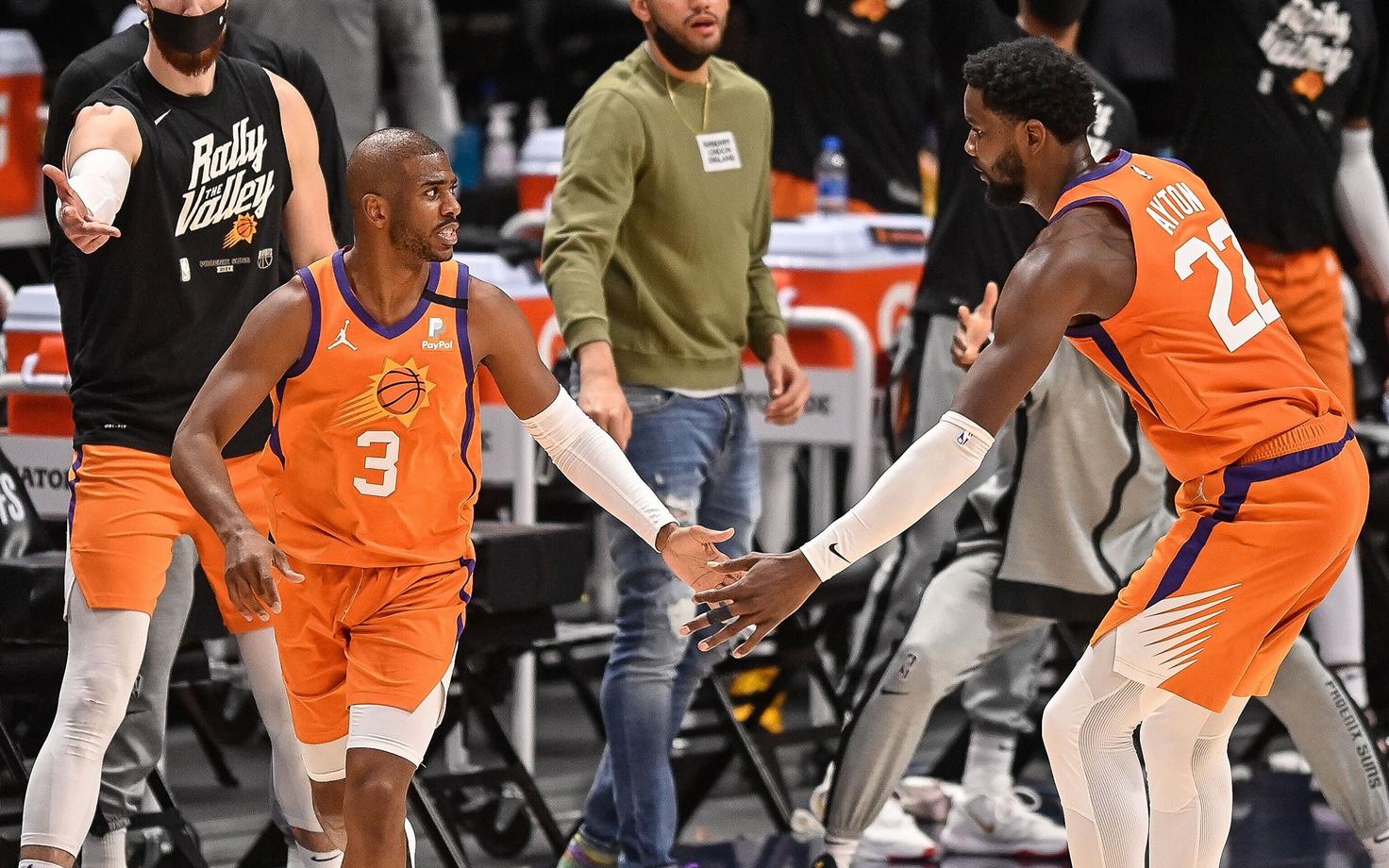 Chris Paul (vasakul) ja Deandre Ayton.