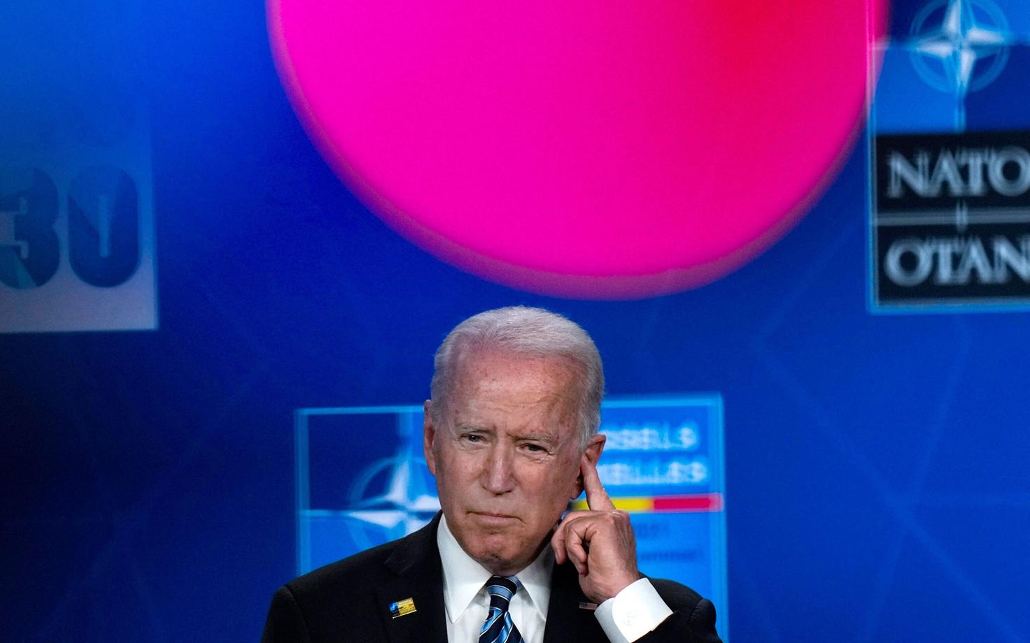 Joe Biden pressikonverentsil NATO peakorteris Brüsselis.