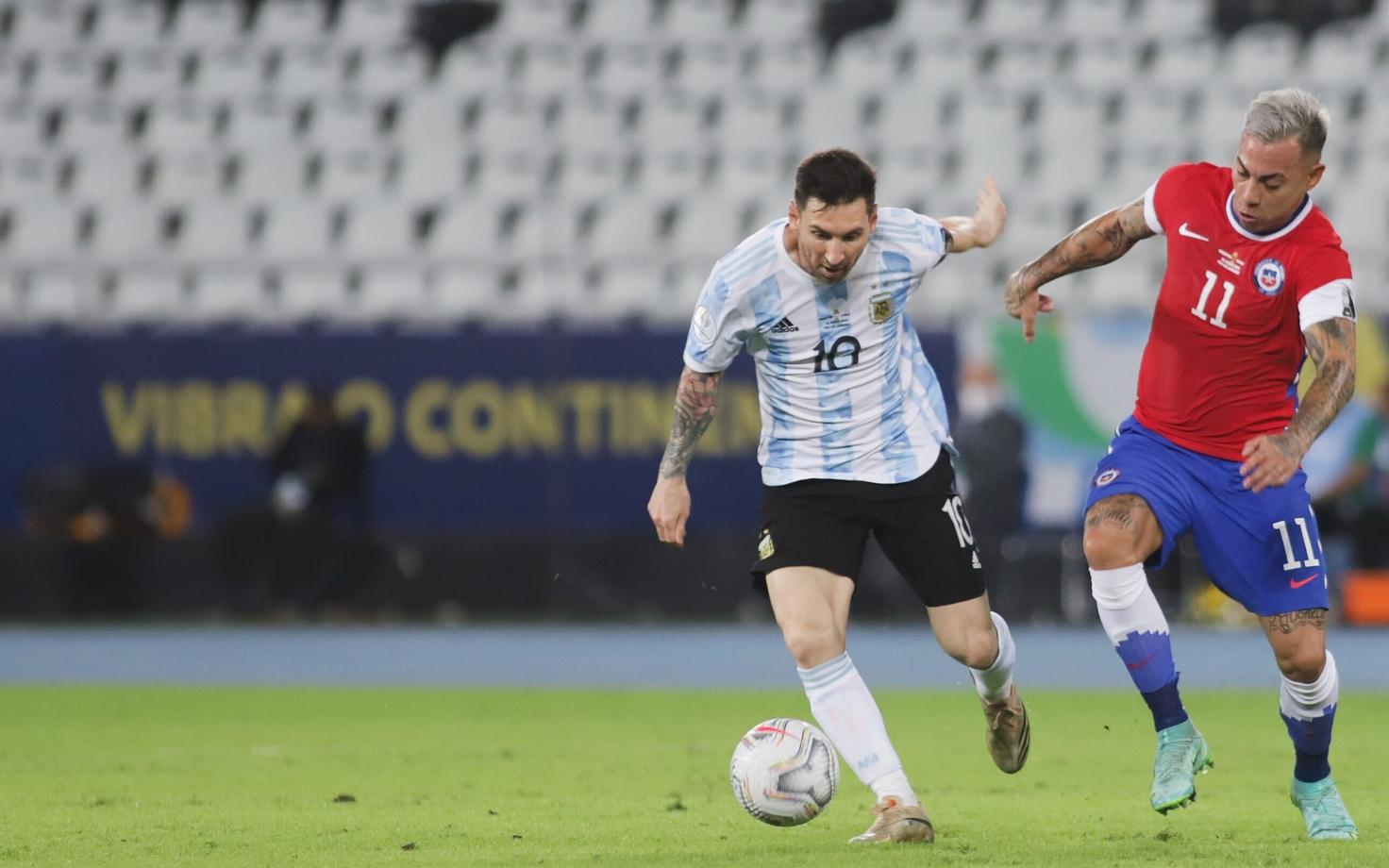 Lionel Messi võitlemas Eduardo Vargasega