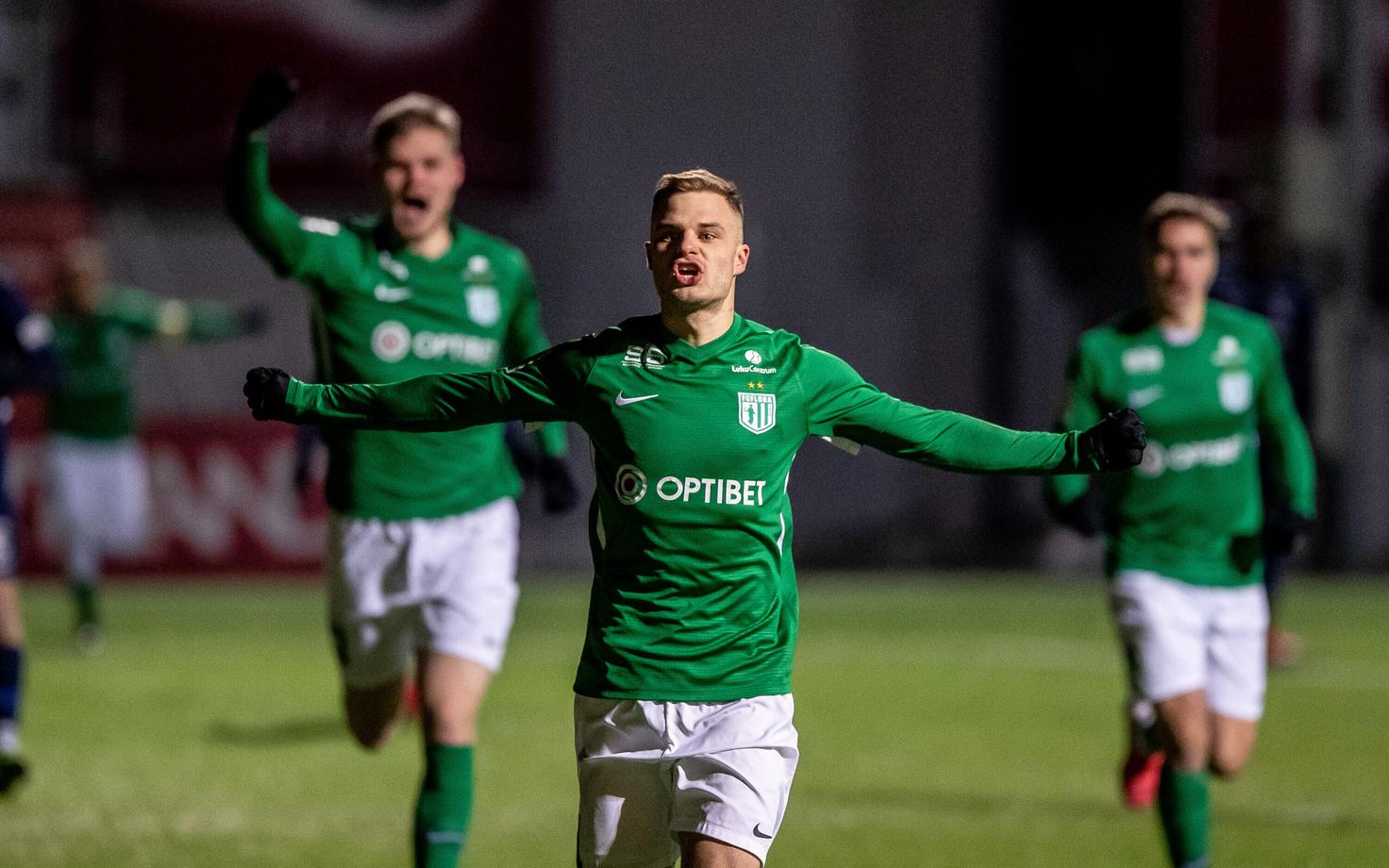 FC Flora mängijad väravat tähistamas
