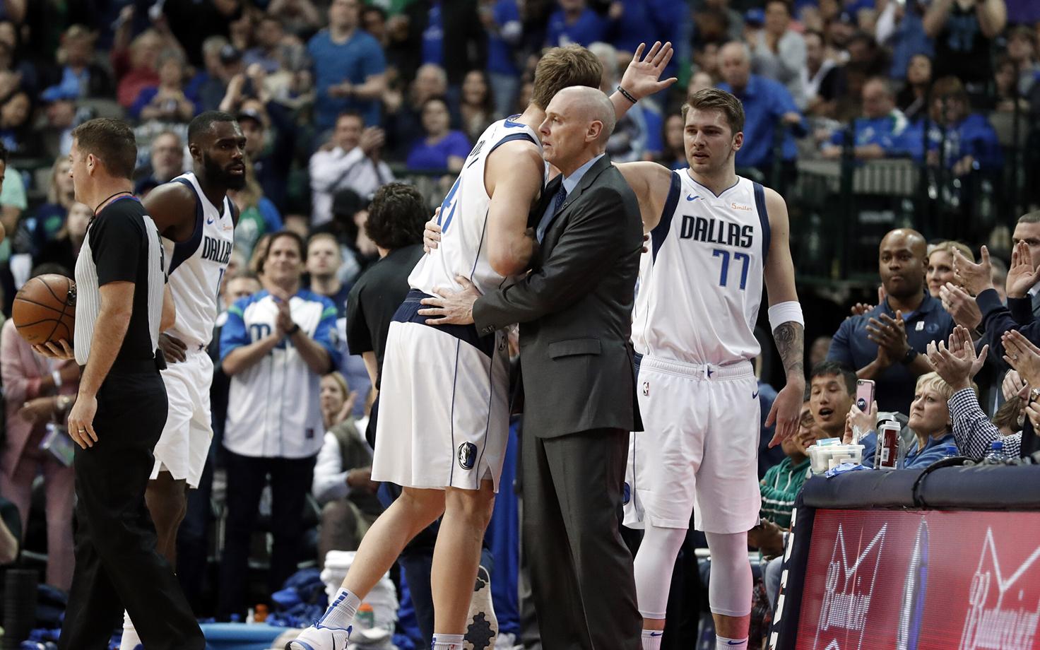 Rick Carlisle (keskel) kallistamas Dirk Nowitzkit, paremal Luka Doncic