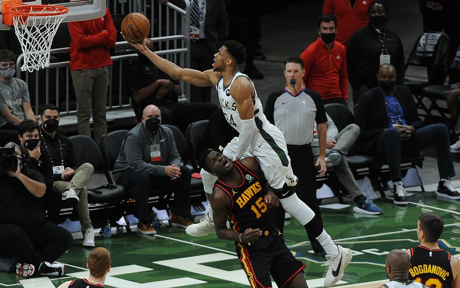 Giannis Antetokounmpo palli üle Clint Capela korvi saatmas.