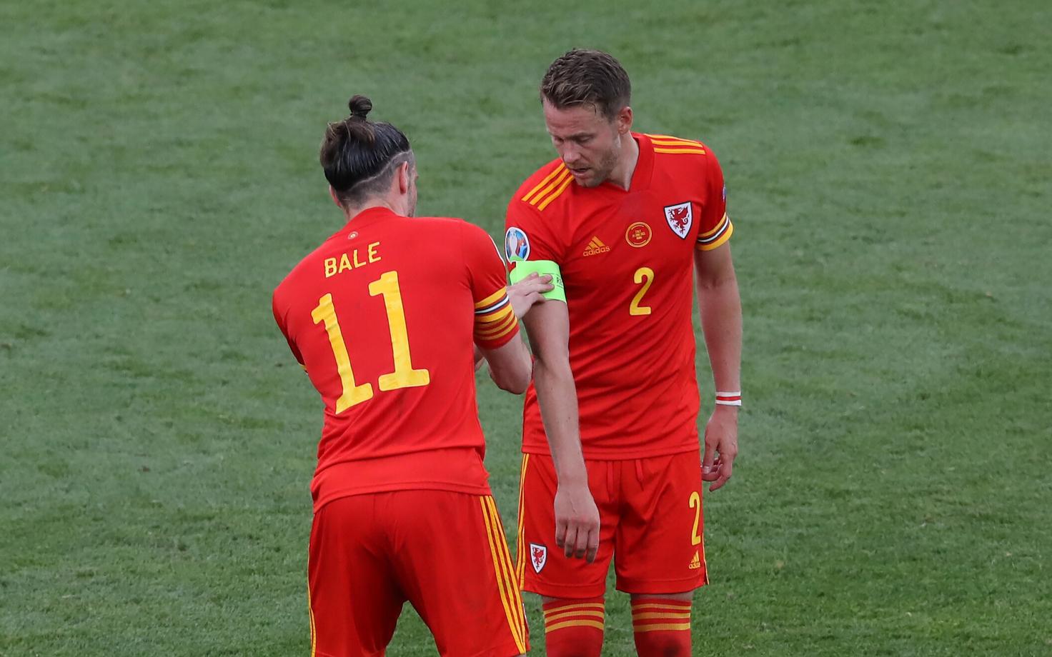 Gareth Bale andmas kaptenipaela üle Chris Gunterile