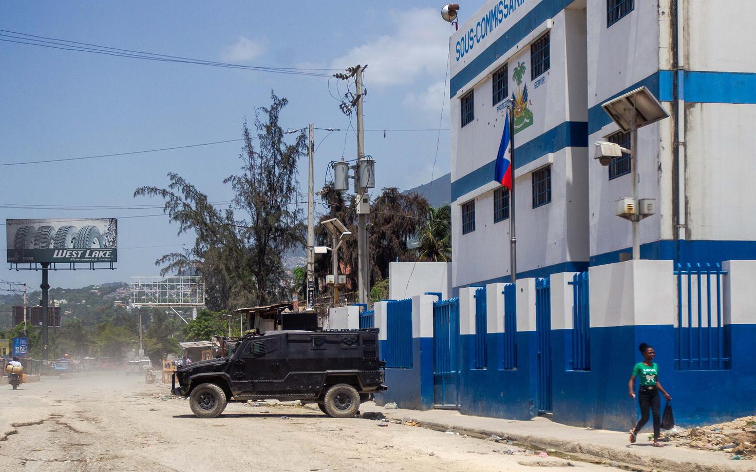 Politseijaoskond Port-au-Prince'is rivaalitsevate kuritegelike jõukude alade piiril.