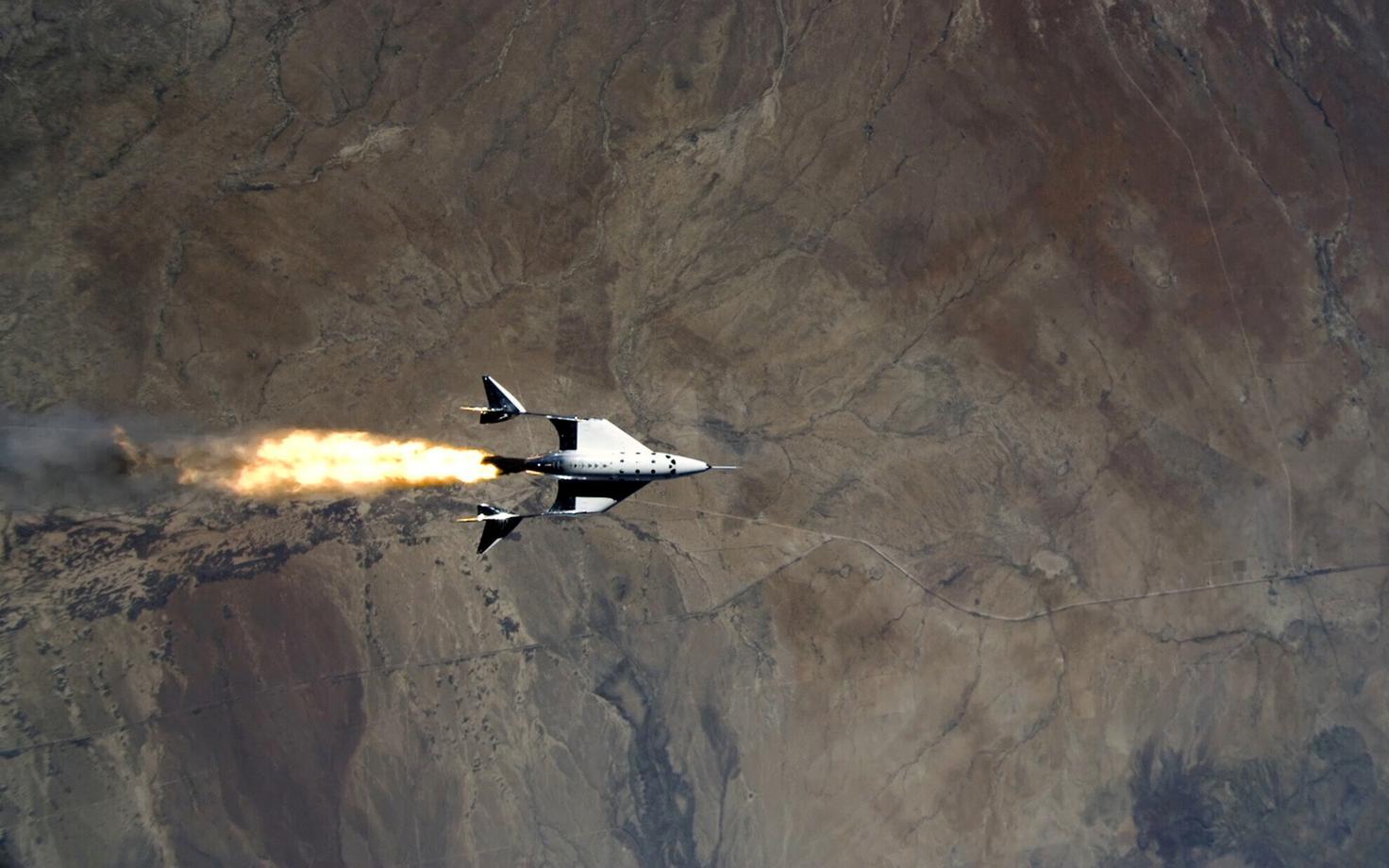 Virgin Galacticu kosmoselaev katselennul Mojave kõrbe kohal.