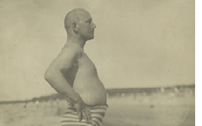 1881. aastal sündinud Aleksander Andresson, kes teenis Tallinnas elatist juuksuri, klaverimängija ja vasikanahkade müügiga, hetkeks mere ääres hinge tõmbamas.