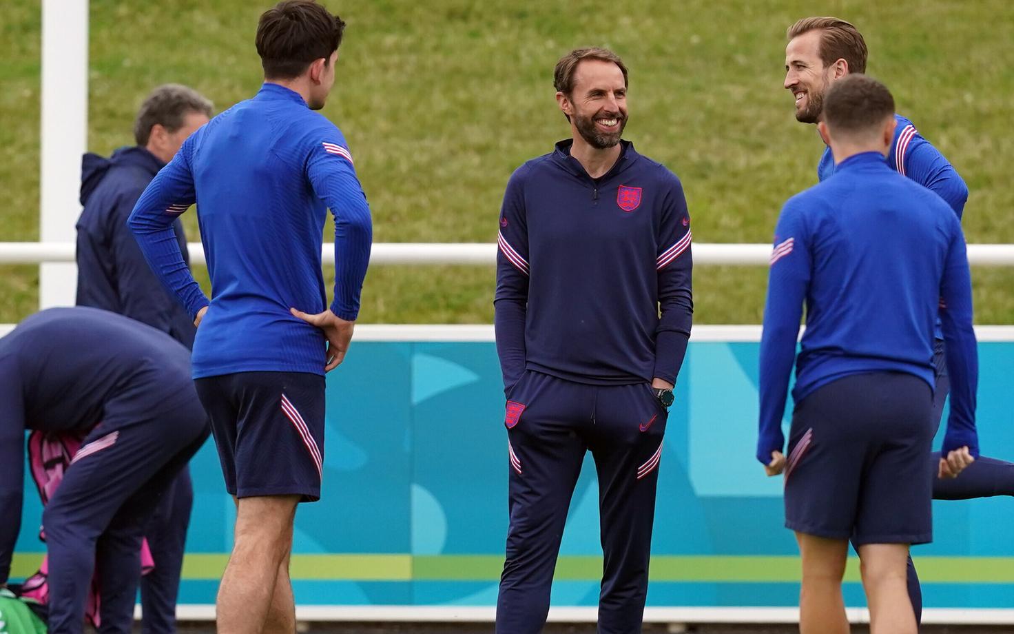 Gareth Southgate (keskel) Inglismaa koondise treeningul