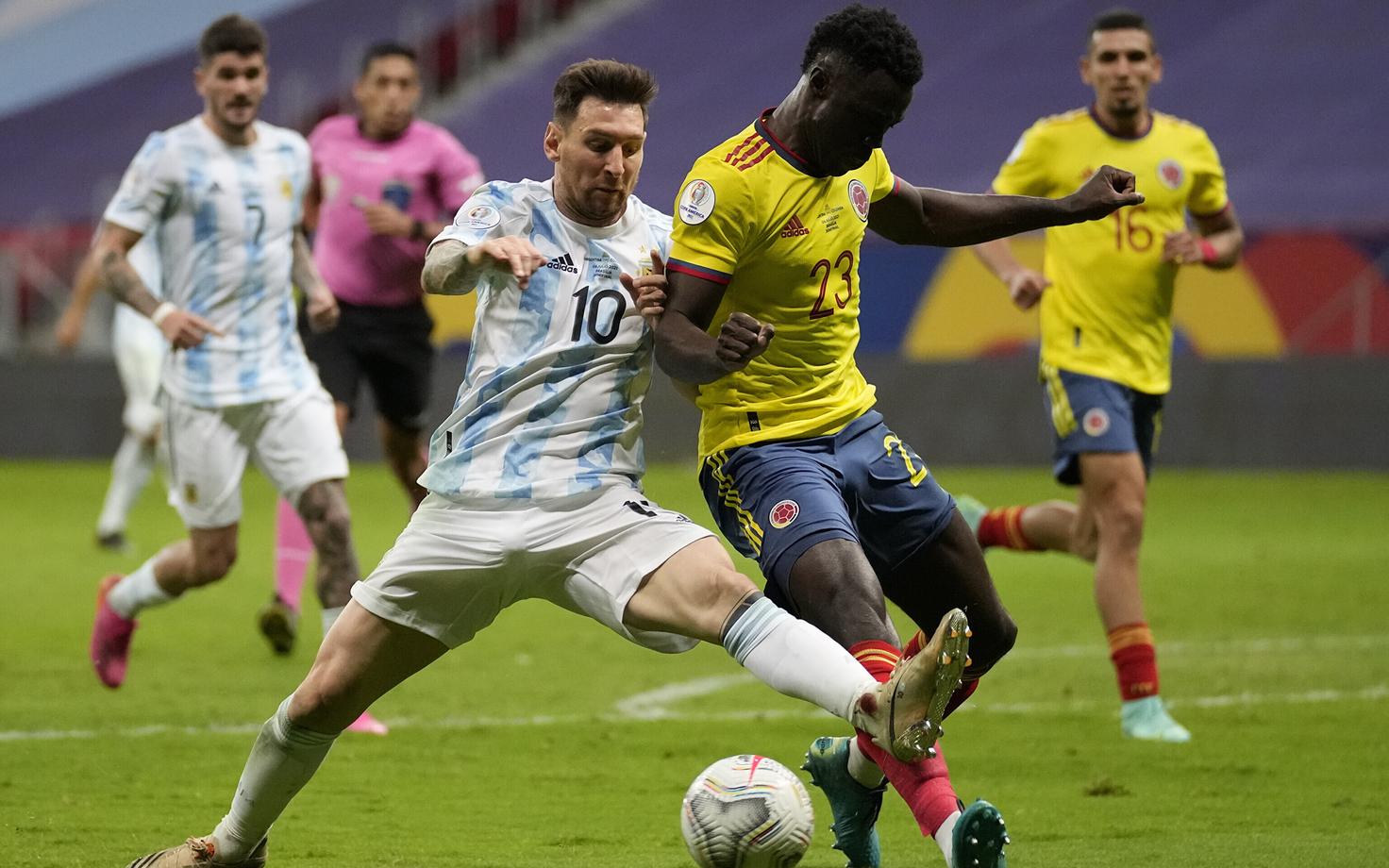Lionel Messi nr 10 ja Davinson Sanchez nr 23