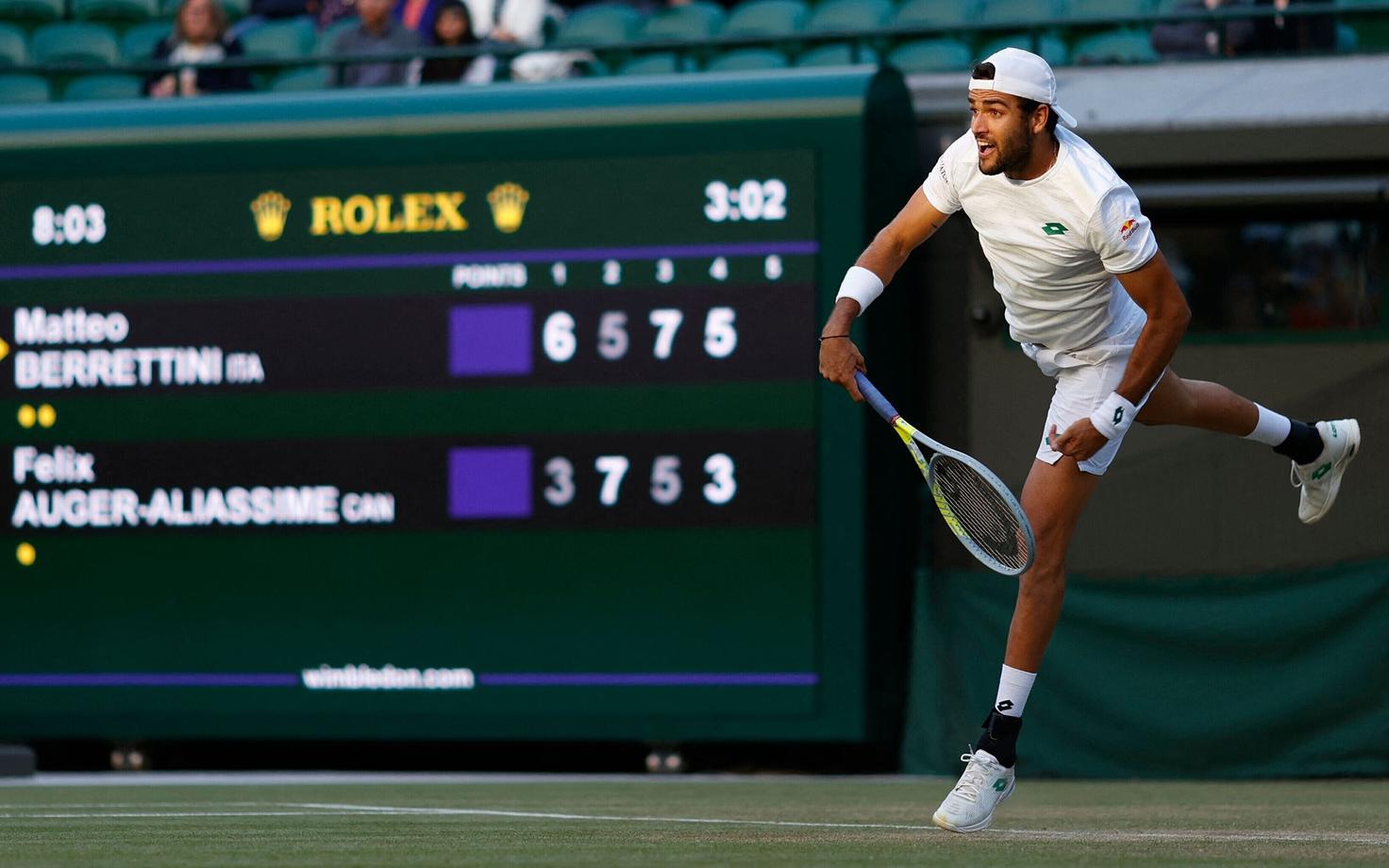Matteo Berrettini servimas