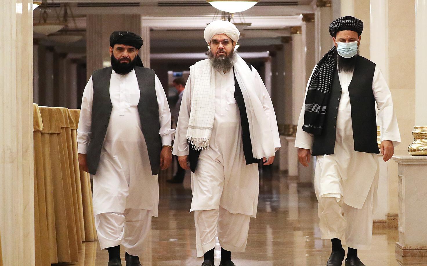 Talibani delegatsioon Moskvas, keskel Suhail Shaheen.