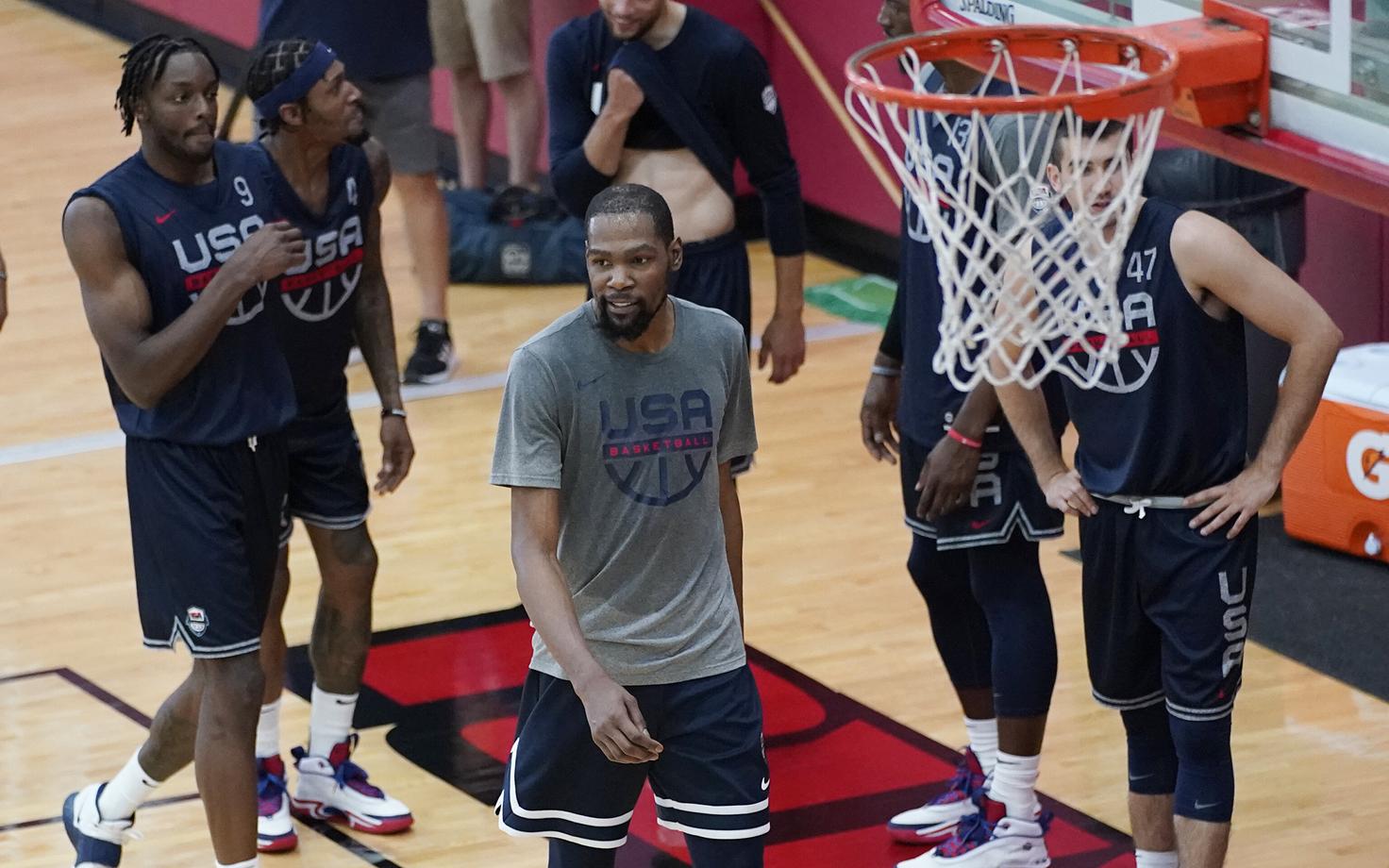 Kevin Durant (hallis) USA korvpallikoondise treeningul.