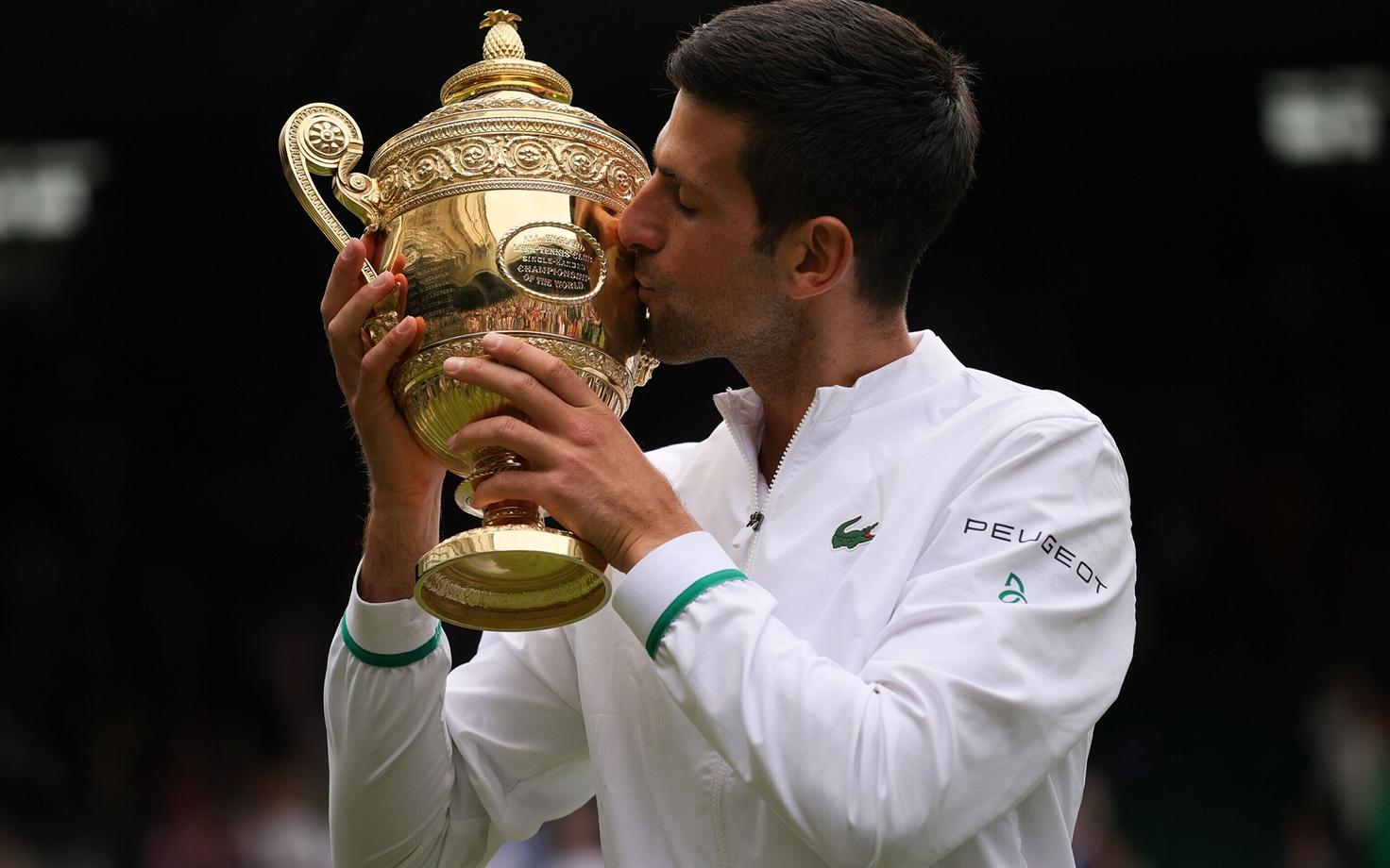 Novak Djokovic värskeima Wimbledoni karikaga