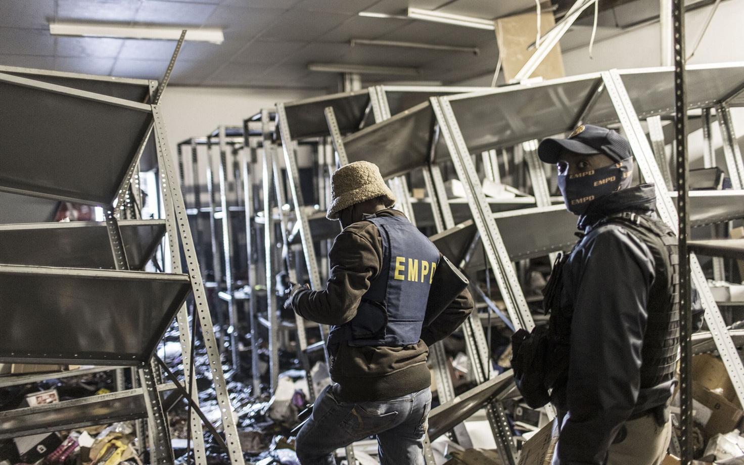 Politseinikud Johannesburgis purukspekstud kaupluses.