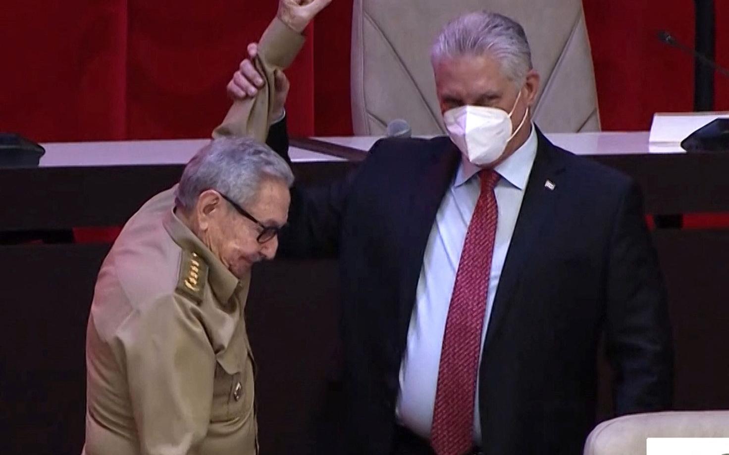 Kuuba president Miguel Diaz-Canel hoiab riigi endise liidri Raul Castro kätt üleval kompartei kongressil tänavu 19. aprillil, kui ta valiti Castro asemel parteijuhiks.