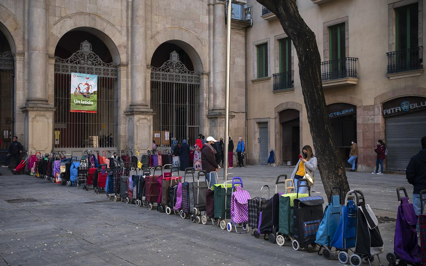 Puudustkannatavate hispaanlaste toidukotid Barcelona ühe kiriku juures.