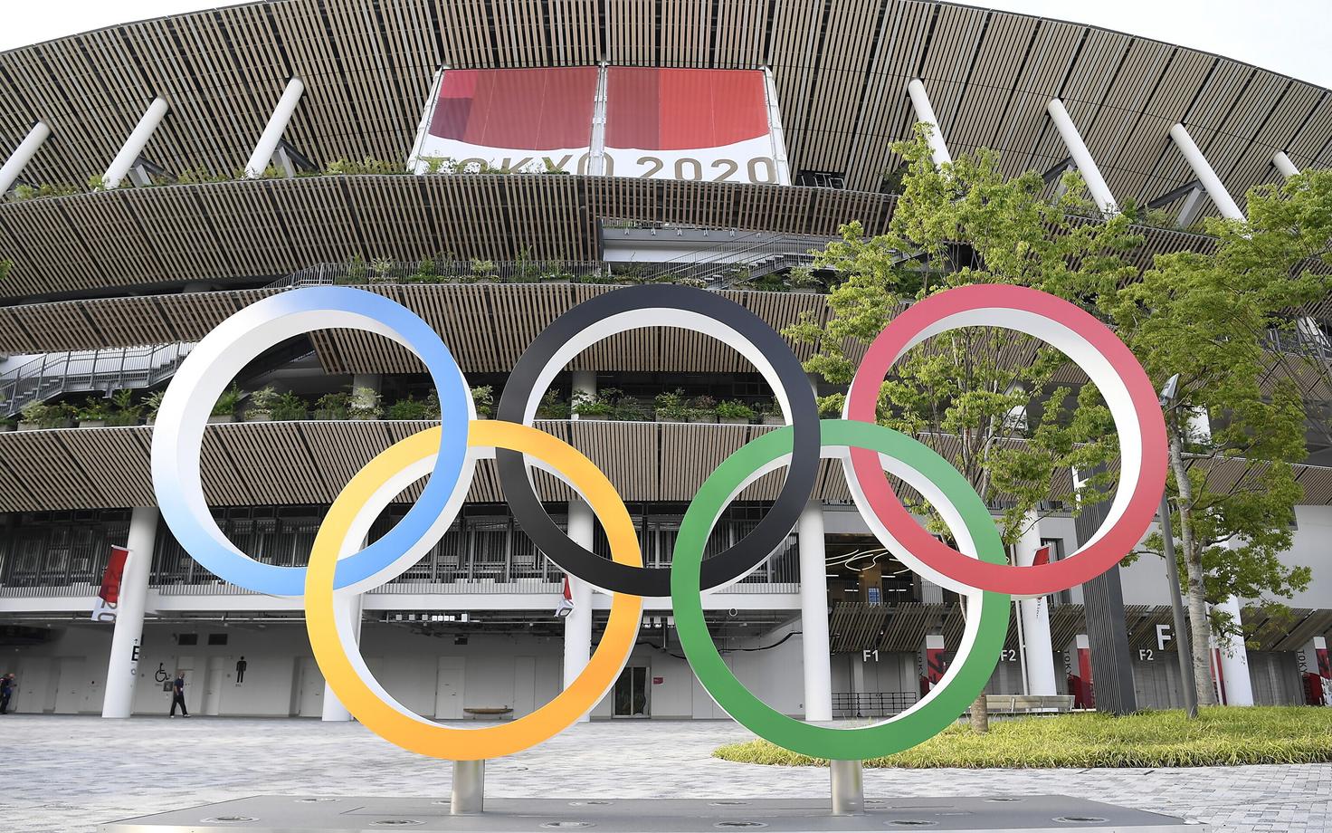 Olümpiarõngad Tokyo rahvusstaadioni ees.