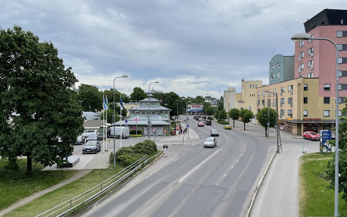 Vaade Nõmme keskusele Ehitajate tee jalakäijate sillalt.