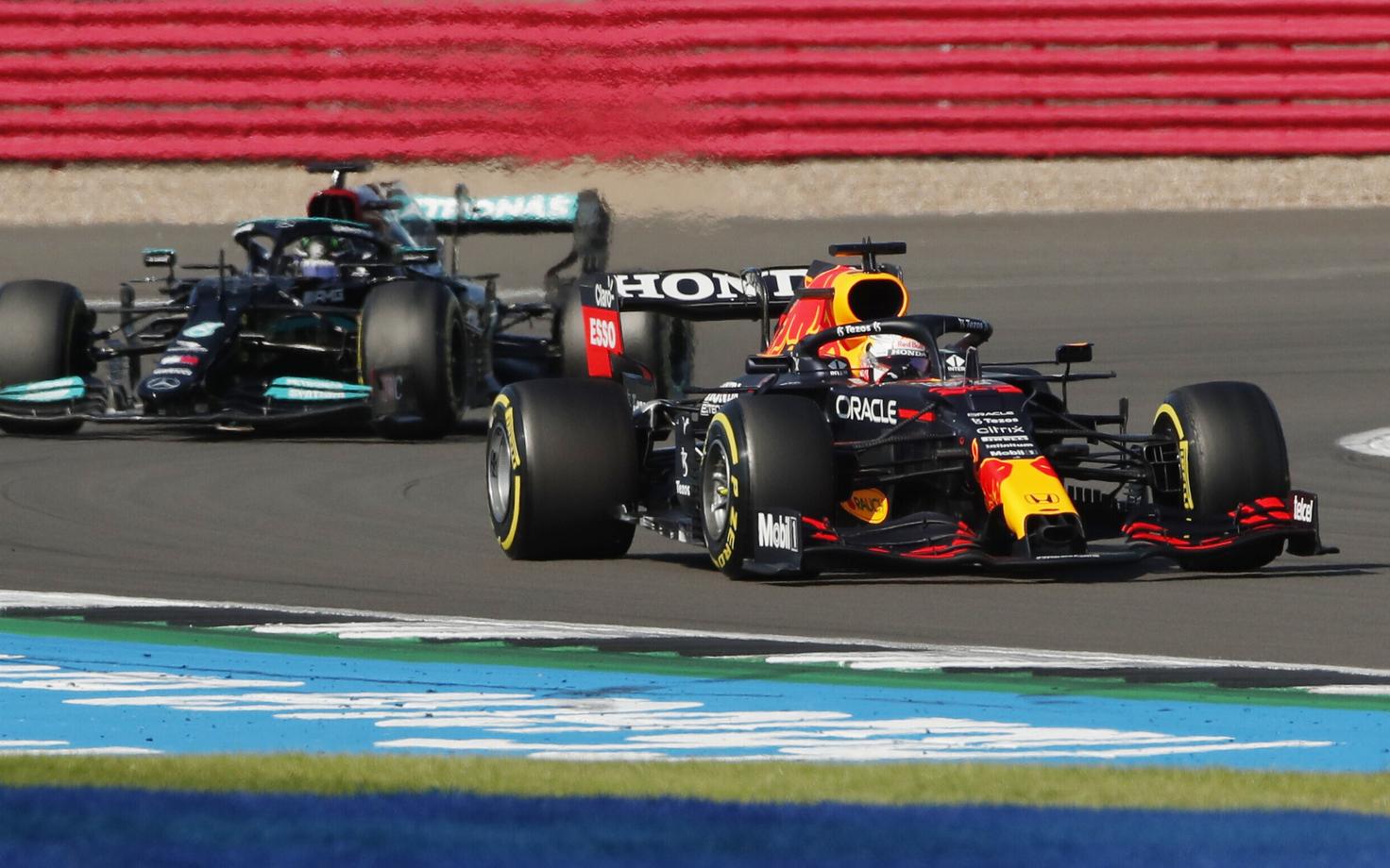 Max Verstappen (paremal) tihedas konkurentsis Lewis Hamiltoniga.