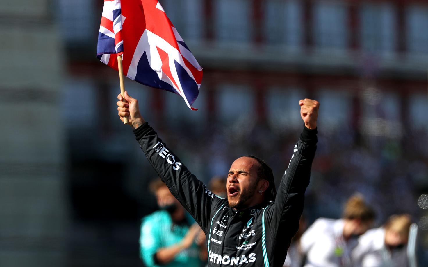 Lewis Hamilton võitu tähistamas