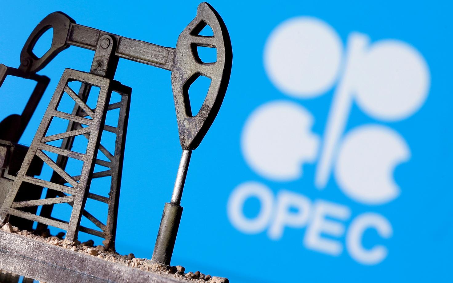 Напечатанная на 3D-принтере нефтекачалка перед логотипом ОПЕК.