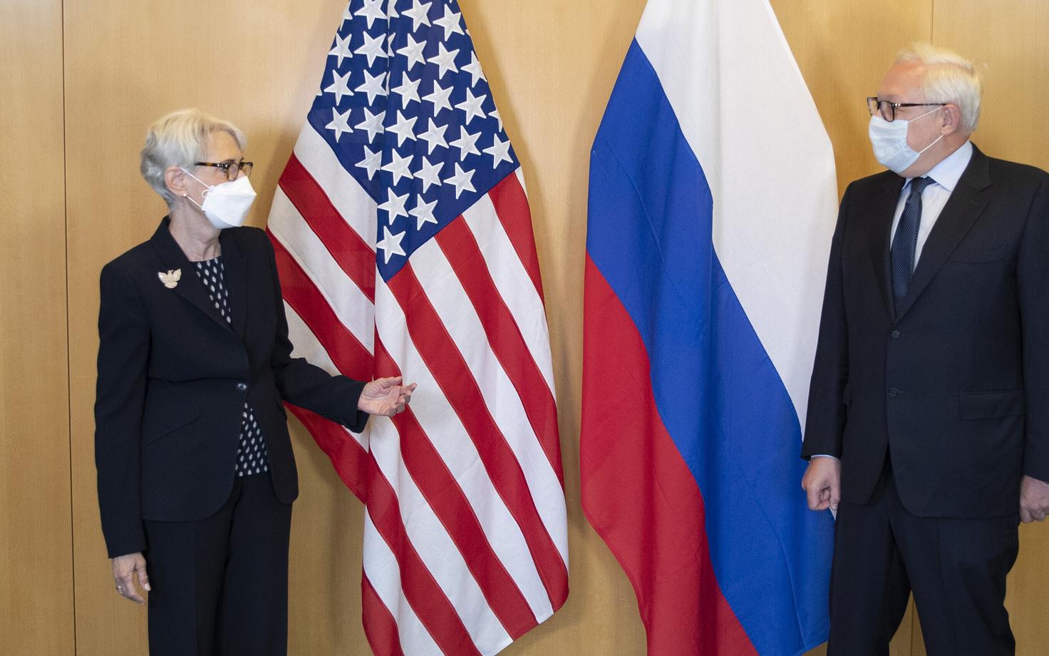USA asevälisminister Wendy Sherman ja Venemaa asevälisminister Sergei Rjabkov Genfis.