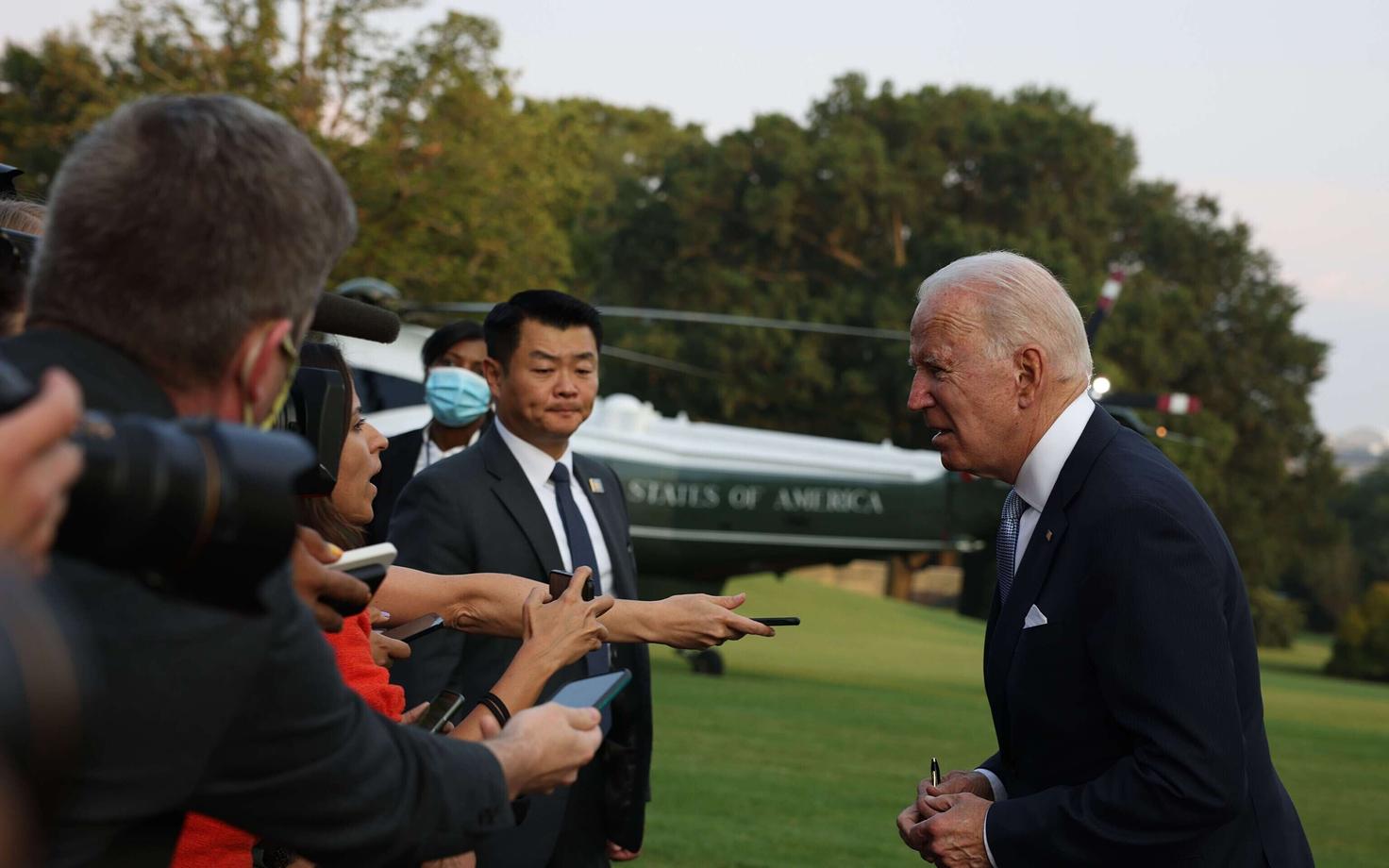 President Biden VAlge Maja juures ajakirjanikega suhtlemas.