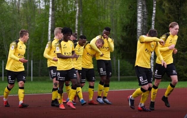 Viljandi Tuleviku mängijad tähistamas väravat