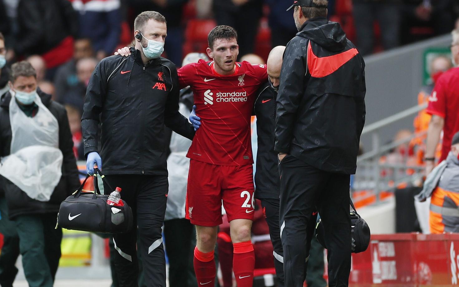 Andy Robertson väljakult lahkumas