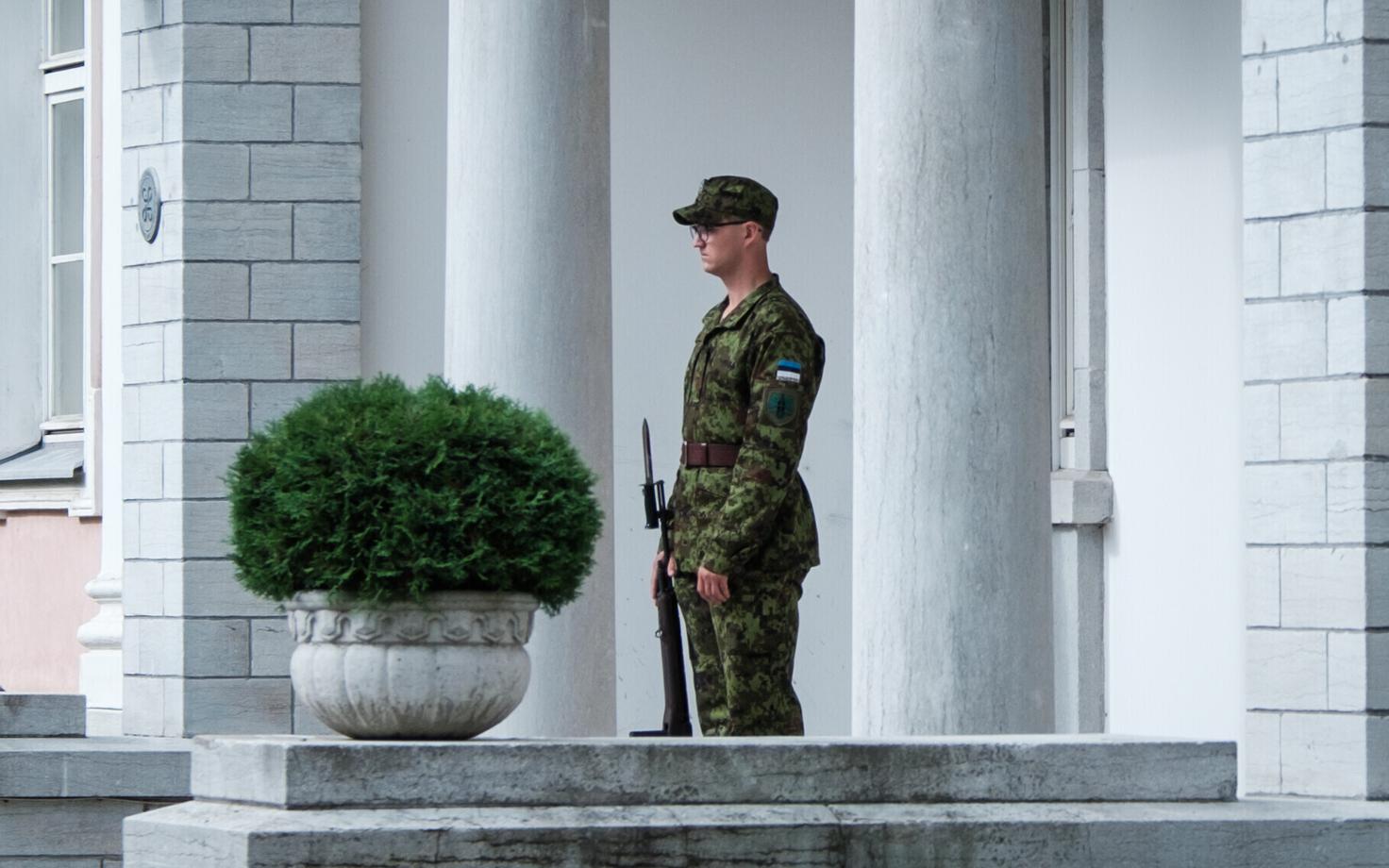 Auvahtkond presidendi kantselei ees