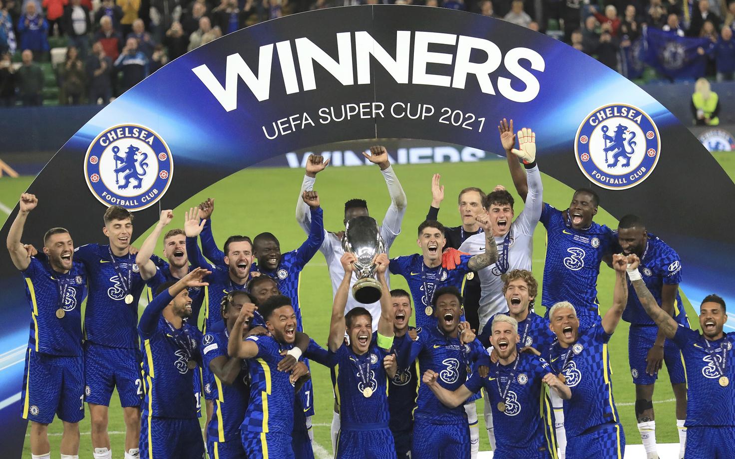 Chelsea Superkarika võitu tähistamas