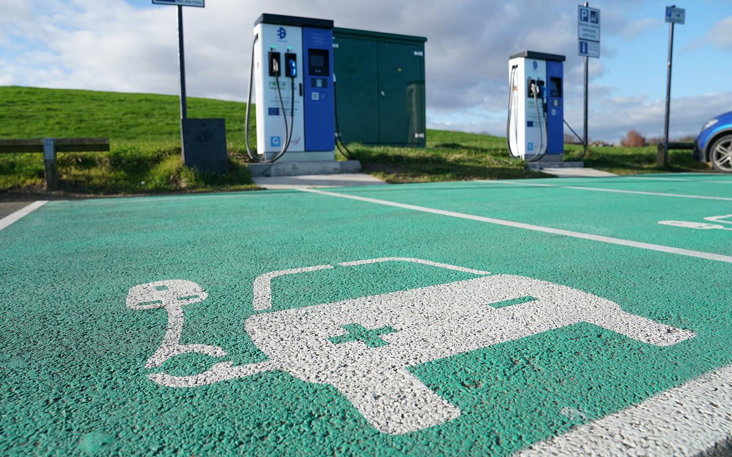 Kohalike asjatundjate sõnul tuleb Eestis elektrisõidukite taristut luues läheneda linnadele ja maapiirkondadele erineval moel.