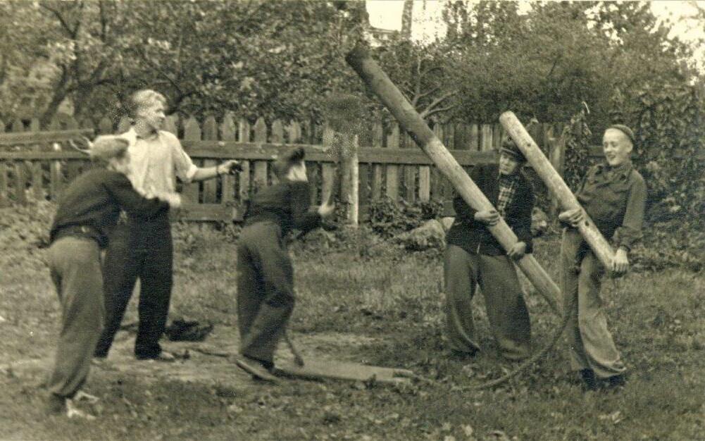 Kalju krahvid Kalju 7 spordiväljakut rajamas 1950. aastatel.