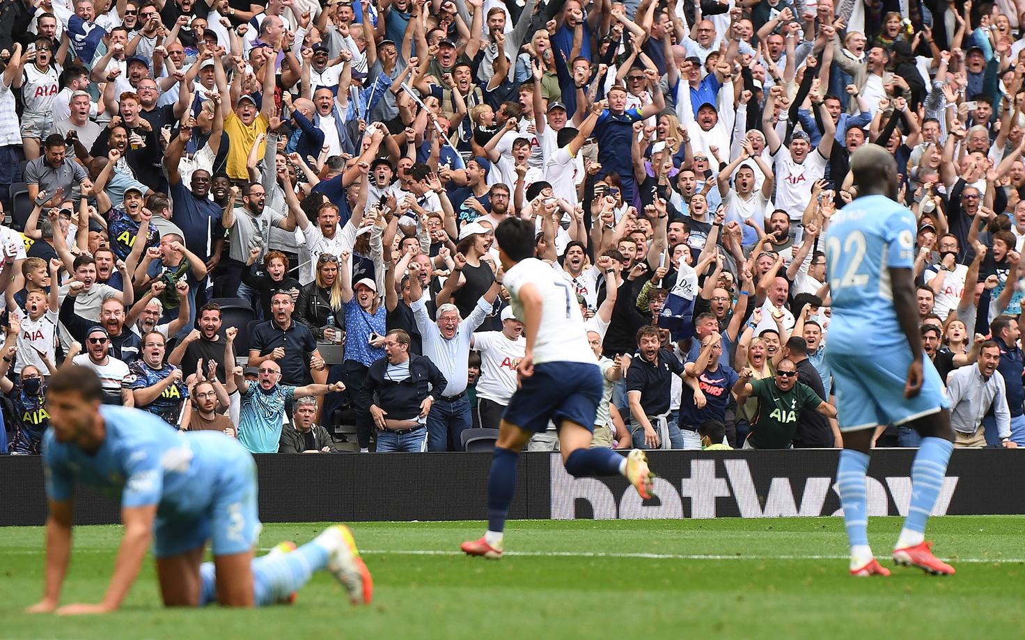 Heung-Min Son (keskel) Manchester Cityle löödud väravat tähistamas