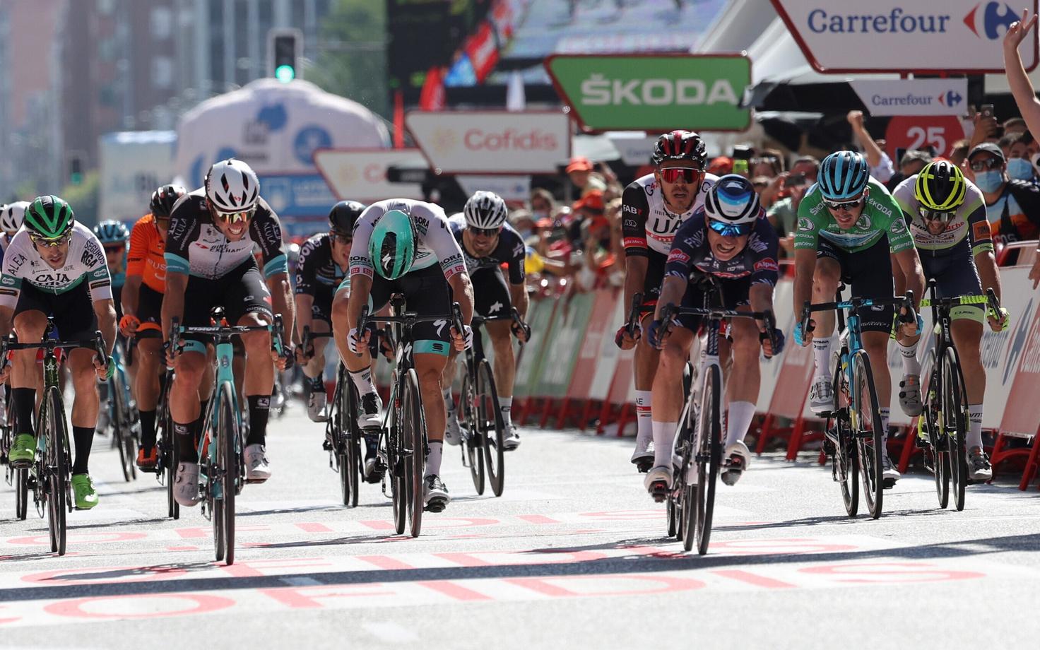 Vuelta teise etapi sprindifiniš, Martin Laas vasakult kolmas