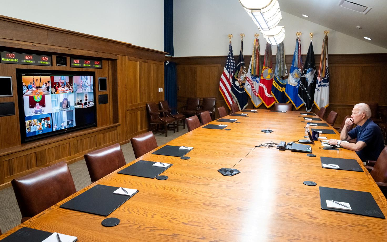 Ametlik foto president Joe Bidenist Kabuli evakueerimise üle nõu pidamas.