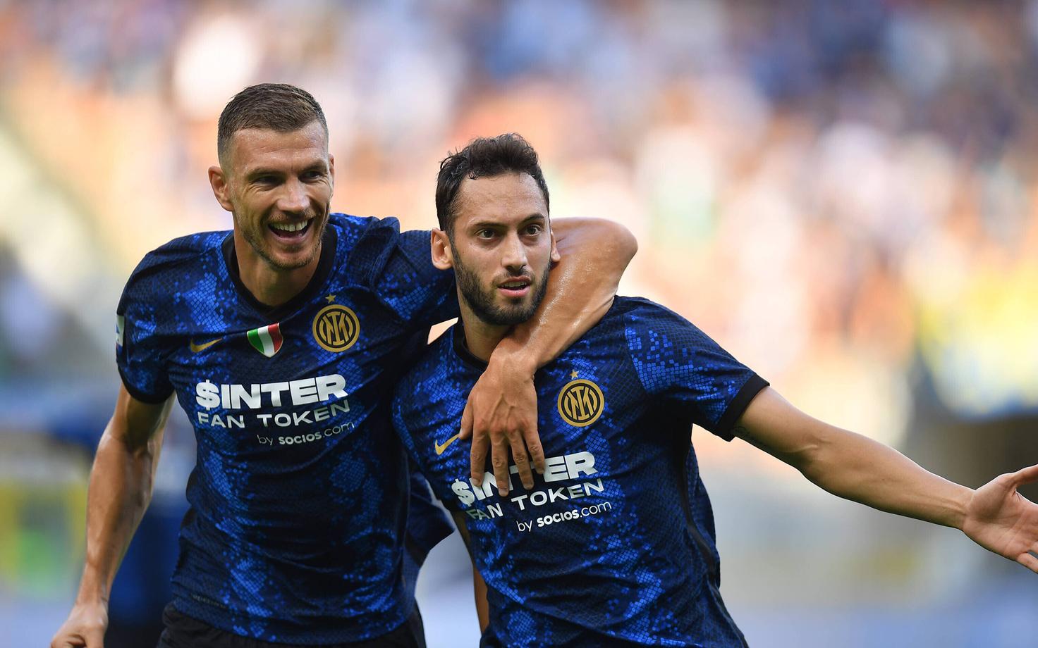 Edin Dzeko (vasakul) ja Hakan Calhanoglu.