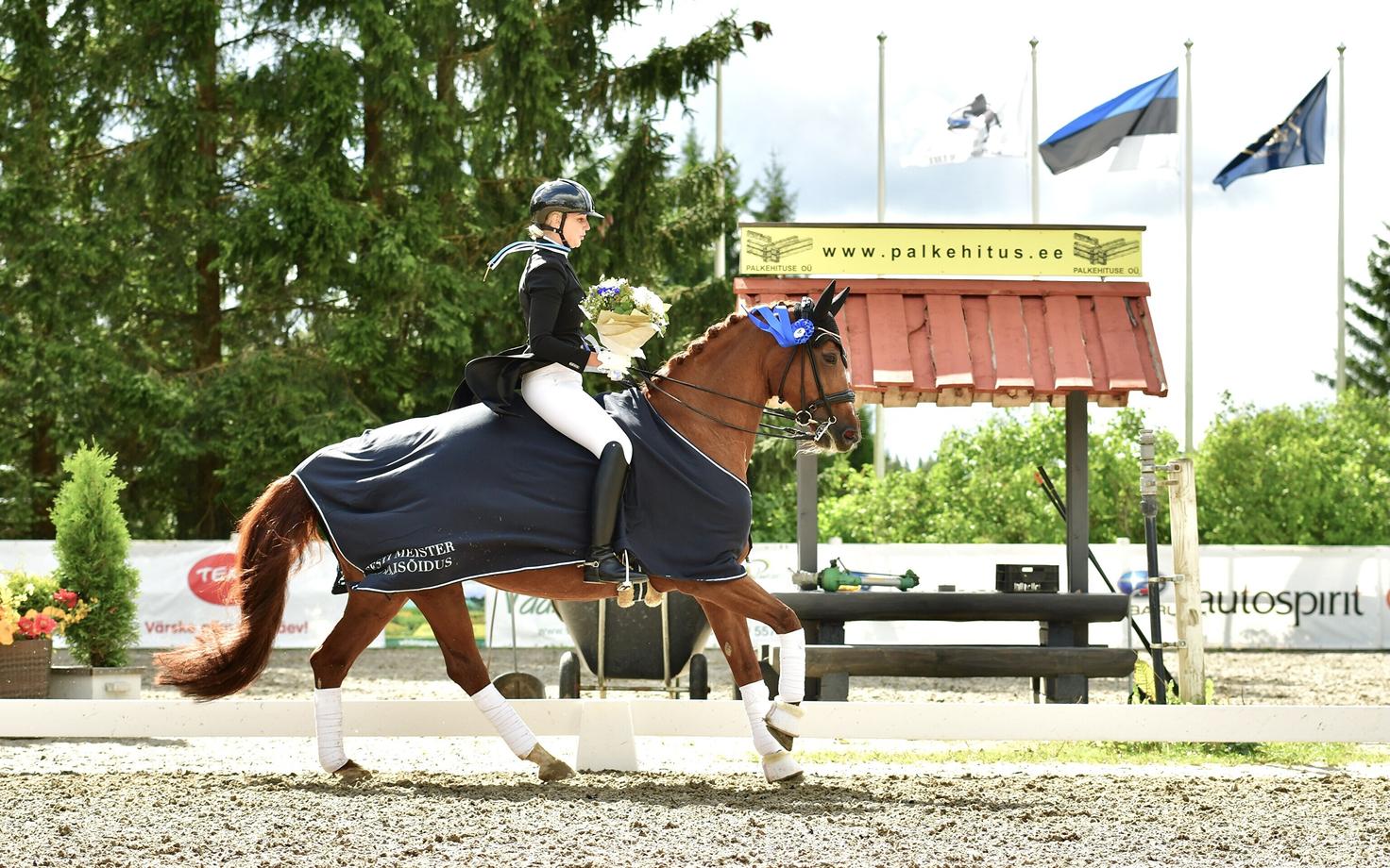 Tänavune Eesti meister koolisõidus on Tiina Kuusmann hobusel Romantika