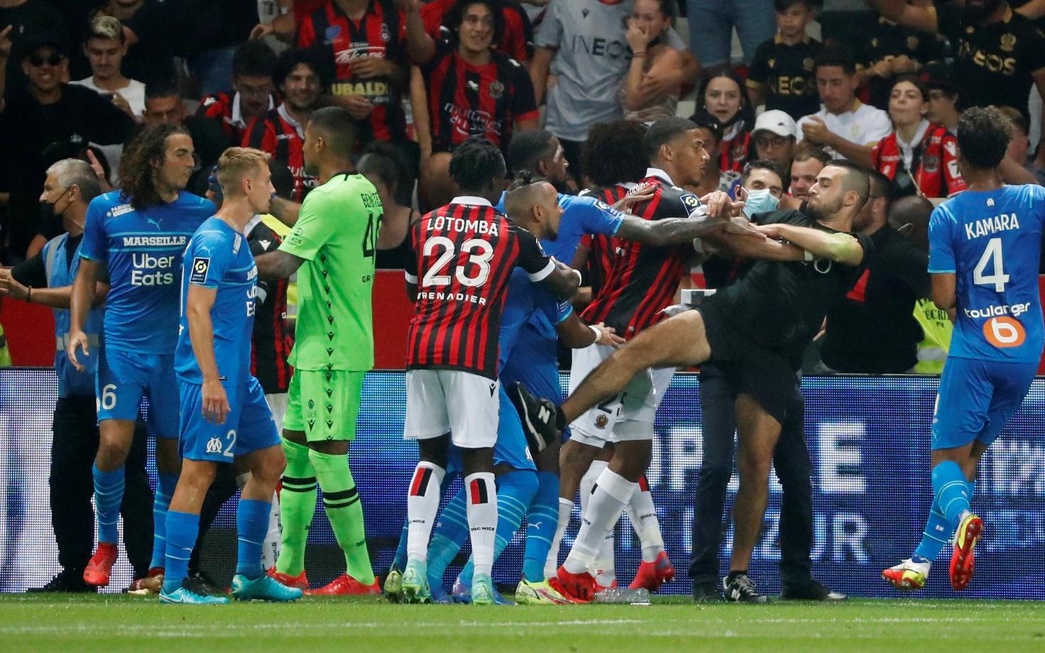 Nice'i fännid tungisid pühapäevases mängus väljakule ja ründasid Marseille' mängijaid.