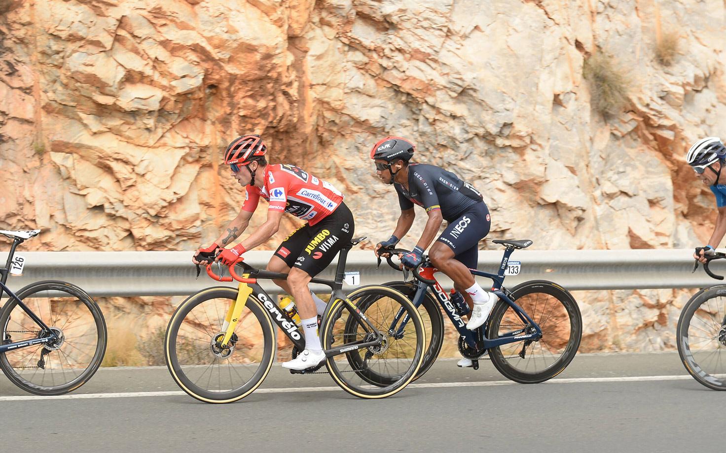 Primož Roglic (punases särgis) Vuelta kümnendal etapil.