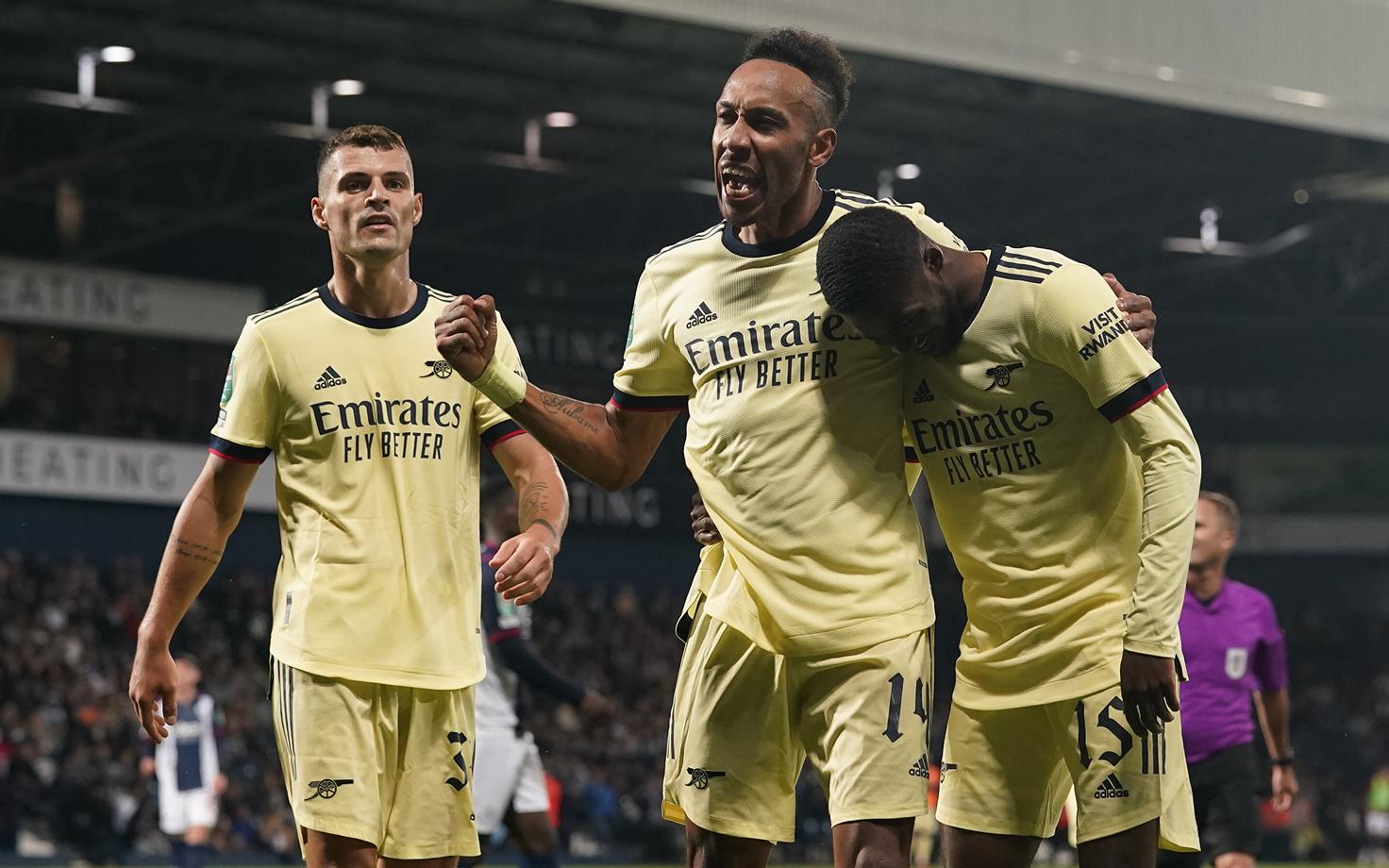 Pierre-Emerick Aubameyang (keskel) kübaratrikki tähistamas.