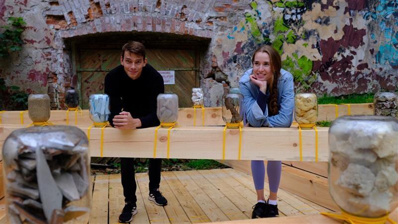 Florian Betat ja Marija Katrīna Dambe parasiitarhitektuuri väikevormi „Linna-aarete raamatukogu“ juures. Installatsiooniga linnafestivalil „Uit“ tõmmati tähelepanu tühjale hoonele ja selle taaskasutamise potentsiaalile ning näidati, et ringmajandus on võ
