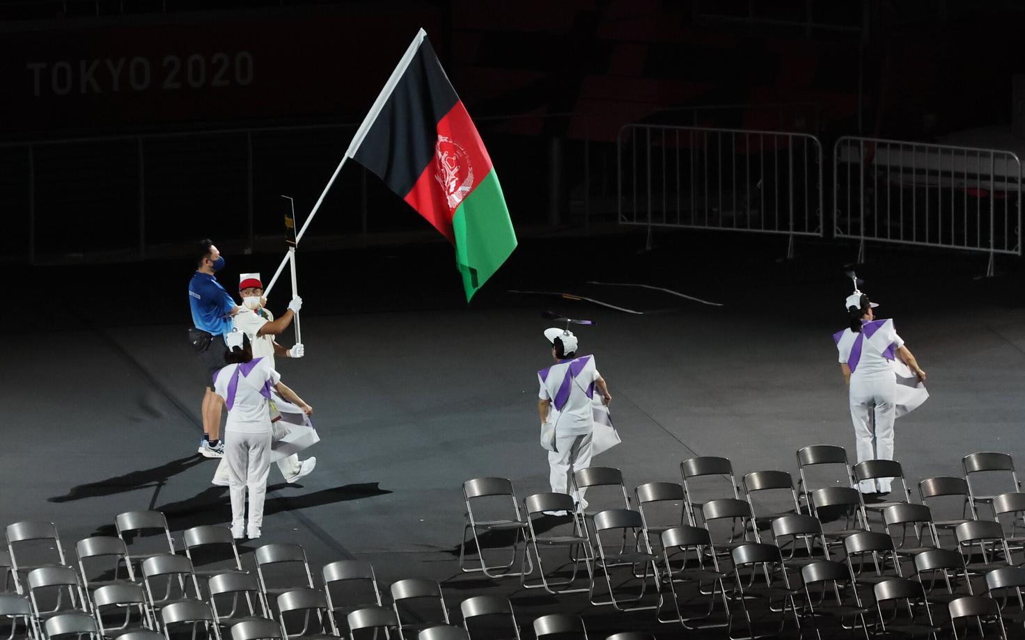 Tokyo paraolümpiamängude avatseremoonial kandsid Afganistani lippu ÜRO Pagulaste Ülemvoliniku Ameti (UNHCR) esindaja