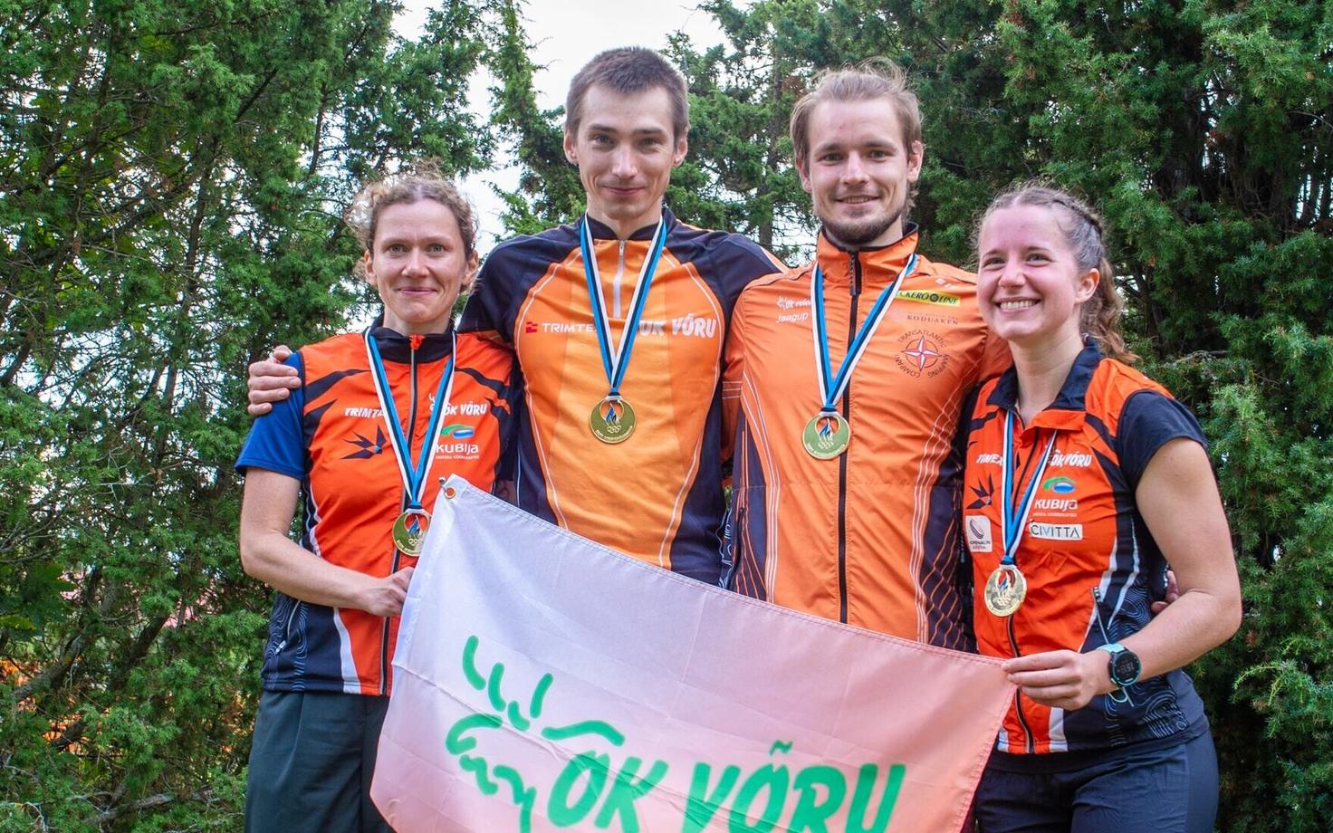 Eesti meistrid orienteerumise sprinditeates. Vasakult Eleri Hirv, Lauri Sild, Jaagup Truusalu, Marianne Haug