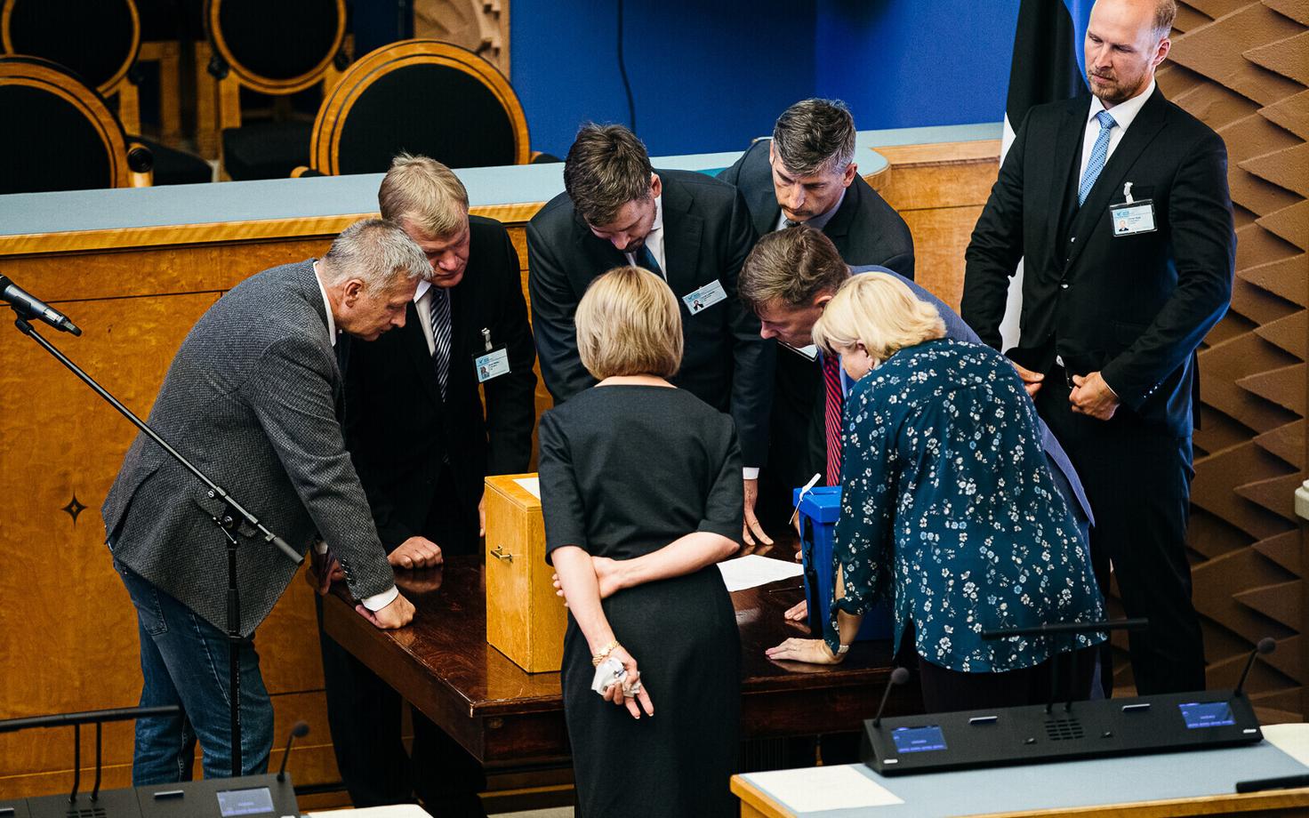 Vabariigi valimiskomisjon vaatamas üle Kalle Grünthali protesti
