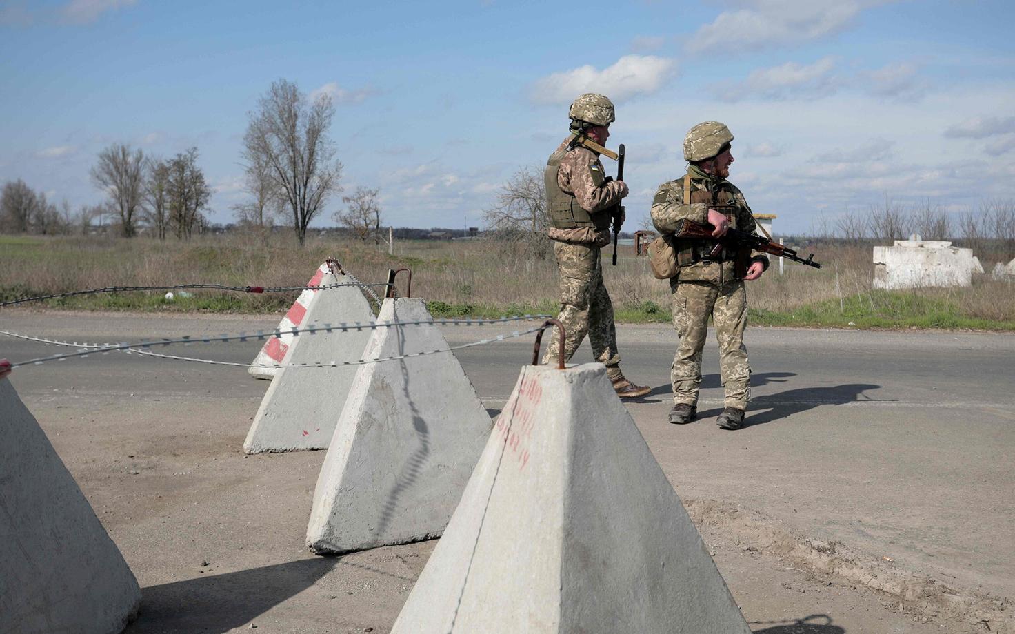 Ukraina sõjaväelased kontrollpunktis Mariupoli linna lähedal.