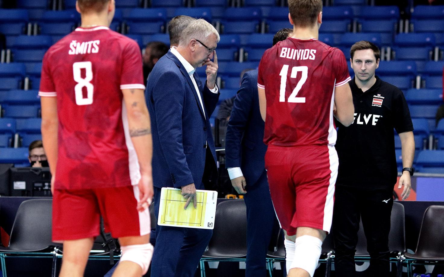 Läti võrkpallikoondis, keskel peatreener Avo Keel