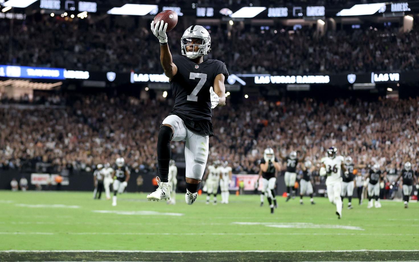 Derek Carri sööt Zay Jonesile (pildil) andis Las Vegas Raidersile nende esimese võidu.
