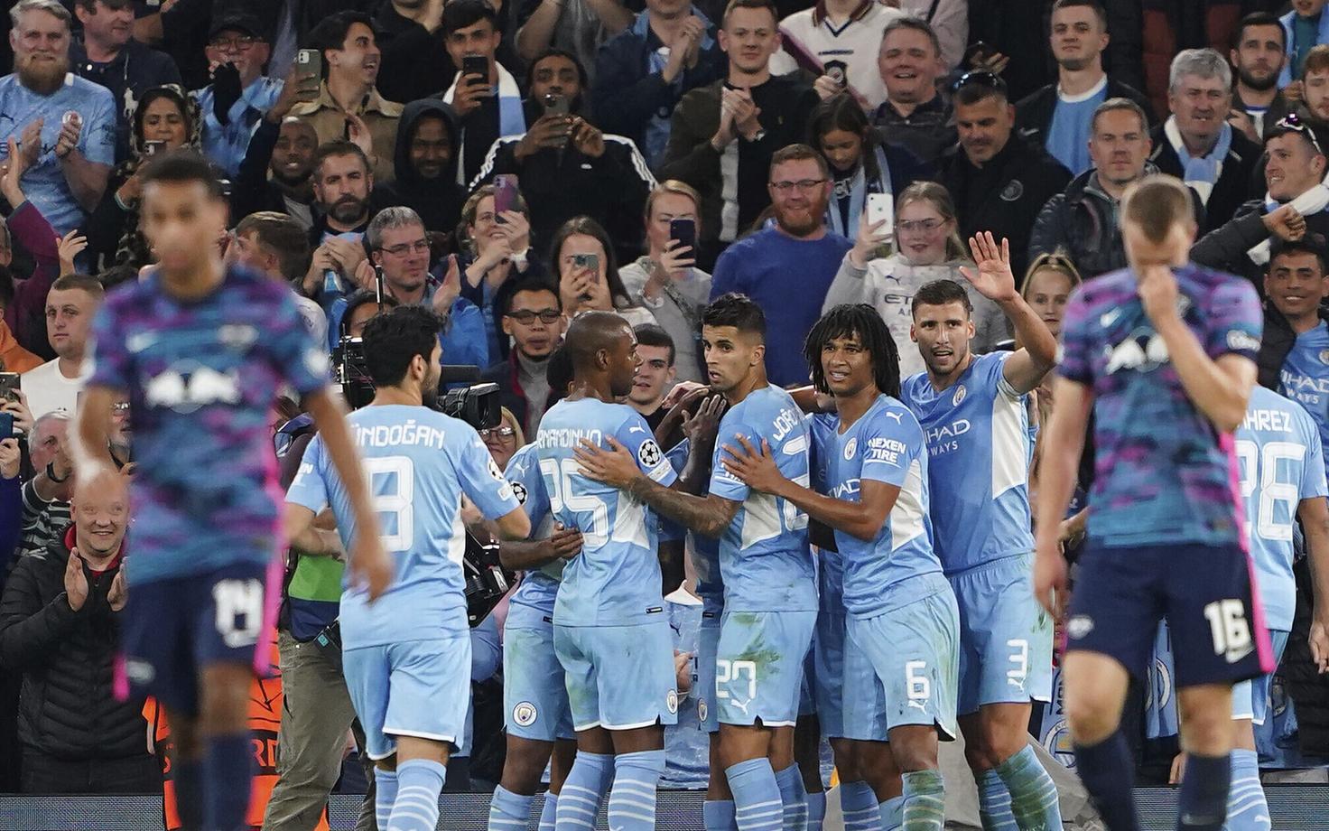 Manchester City mängijad tähistamas Gabriel Jesusi väravat