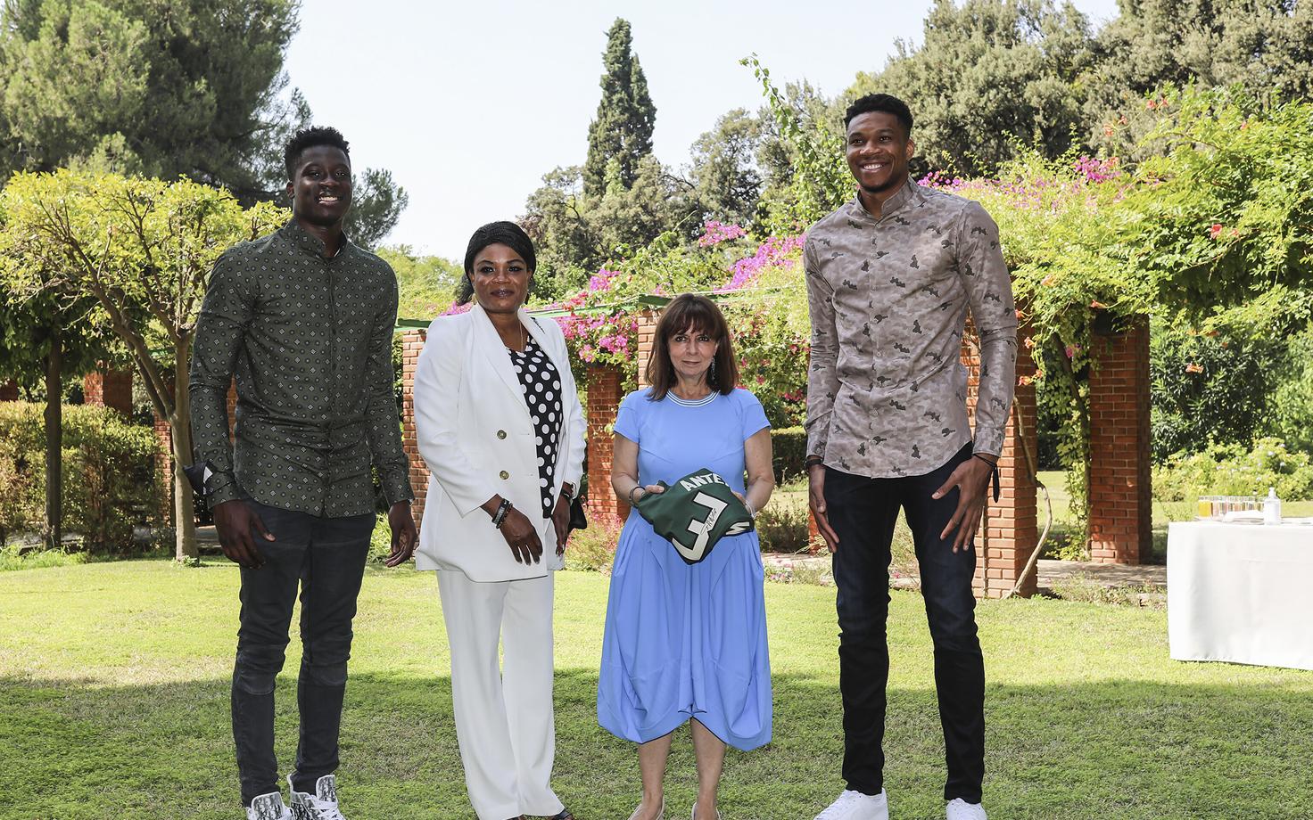 Alex Antetokounmpo (vasakul ääres) koos Kreeka presidendi Katerina Sakellaropoulou (vasakult kolmas) ja vanema venna Giannis Antetokounmpoga (vasakult neljas)
