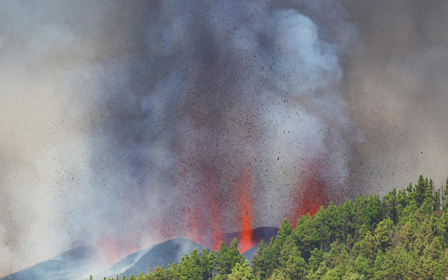 La Palma saarel asuv vulkaan purskab peale 50-aastast pausi.